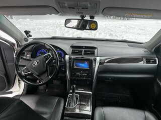 2017 Toyota Camry VII (XV50) Рестайлинг, белый, 1950000 рублей, вид 4