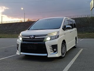 2017 Toyota Voxy III (R80) Рестайлинг, белый, 2600000 рублей, вид 1