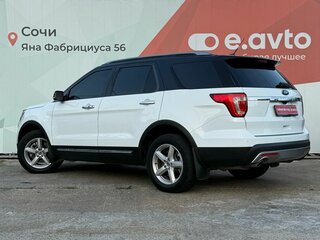 2016 Ford Explorer V Рестайлинг, белый, 2500000 рублей, вид 4