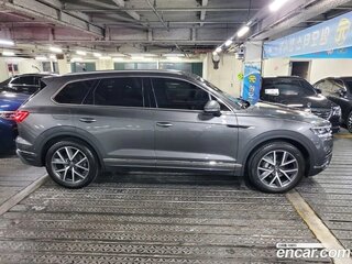 2023 Volkswagen Touareg III, серый, 8915004 рублей, вид 2