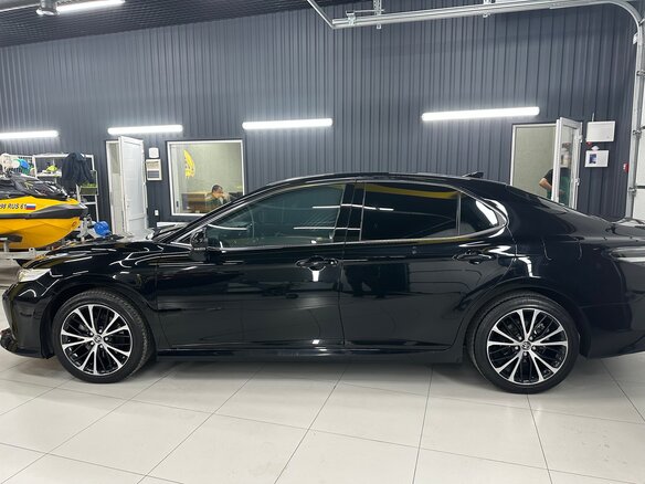 2020 Toyota Camry VIII (XV70), чёрный, 3300000 рублей - вид 3