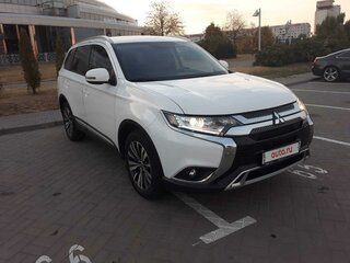 2020 Mitsubishi Outlander III Рестайлинг 3, белый, 2750000 рублей, вид 3