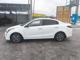 2020 Kia Rio IV Рестайлинг, белый, 1600000 рублей, вид 2