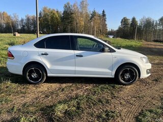 2017 Volkswagen Polo V Рестайлинг, белый, 790000 рублей, вид 2