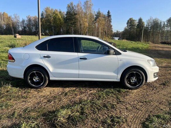 2017 Volkswagen Polo V Рестайлинг, белый, 790000 рублей - вид 1
