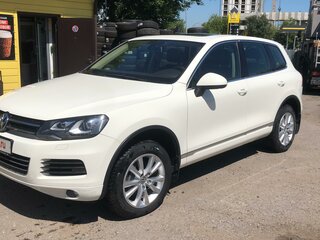 2010 Volkswagen Touareg II, белый, 2149000 рублей, вид 1