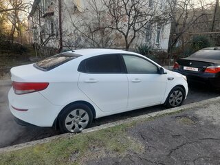 2015 Kia Rio III Рестайлинг, белый, 1050000 рублей, вид 4