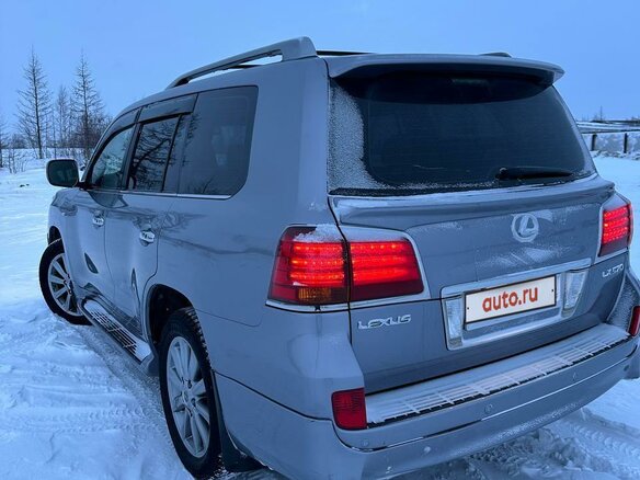 2011 Lexus LX 570 III, серебристый, 3800000 рублей - вид 9