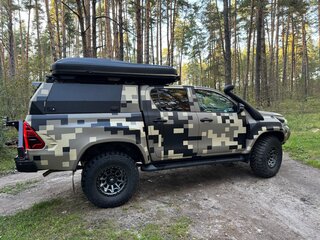 2023 Toyota Hilux VIII Рестайлинг 2, чёрный, 12000000 рублей, вид 4