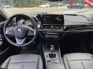 2022 BMW 1 серии 120i III (F52) Рестайлинг, серебристый, 1590000 рублей, вид 5