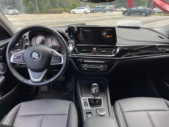 2022 BMW 1 серии 120i III (F52) Рестайлинг, серебристый, 1590000 рублей - вид 4