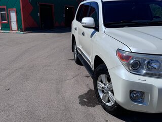 2012 Toyota Land Cruiser 200 Series Рестайлинг 1, белый, 3850000 рублей, вид 3