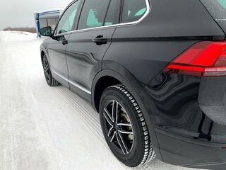 2018 Volkswagen Tiguan II, чёрный, 2550000 рублей, вид 2