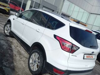 2017 Ford Kuga II Рестайлинг, белый, 2100000 рублей, вид 3
