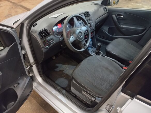 2013 Volkswagen Polo V, серебристый, 900000 рублей - вид 5