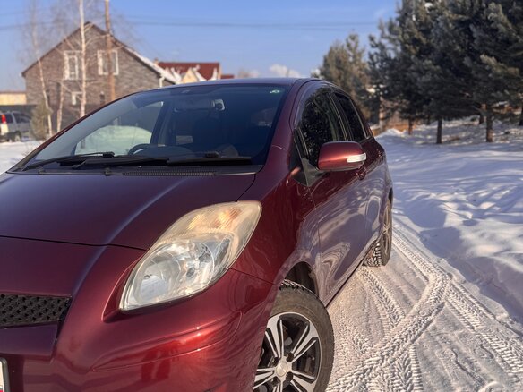 2010 Toyota Vitz II (XP90), красный, 845000 рублей - вид 2