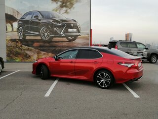 2021 Toyota Camry VIII (XV70) Рестайлинг, красный, 3400000 рублей, вид 3