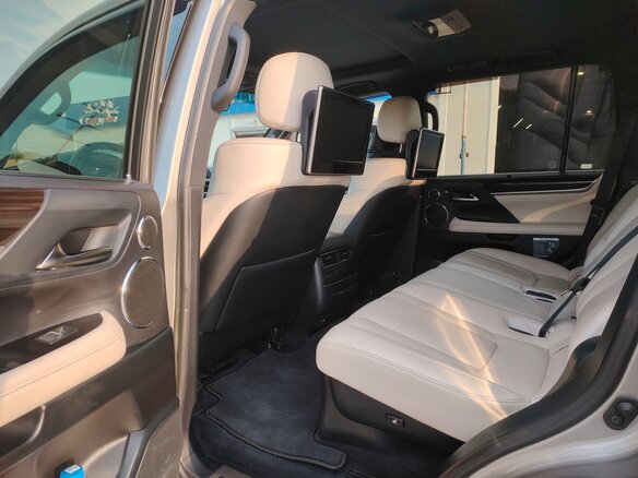 2017 Lexus LX 570 III Рестайлинг 2, серый, 6660000 рублей - вид 4