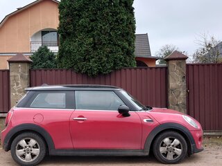 2019 Mini Hatch Cooper III (F55/F56) Рестайлинг, красный, 1899637 рублей, вид 4