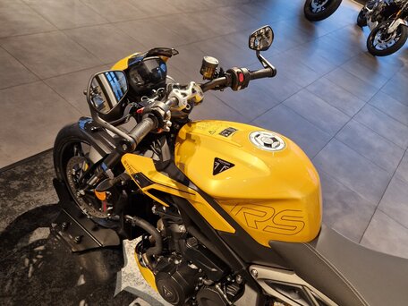 2025 Triumph Street Triple, жёлтый, 1980000 рублей, вид 4