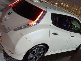 2013 Nissan Leaf (EM57) I (ZE0/AZE0), белый, 1500000 рублей, вид 5