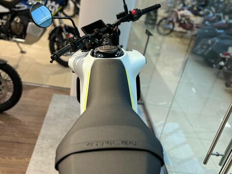 2024 Husqvarna Vitpilen 401, белый, 620000 рублей, вид 5