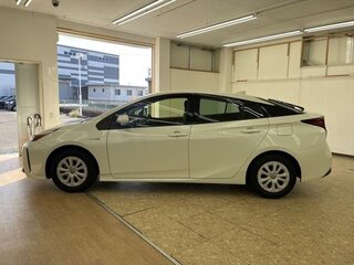 2018 Toyota Prius IV Рестайлинг (XW50), белый, 1600000 рублей, вид 4