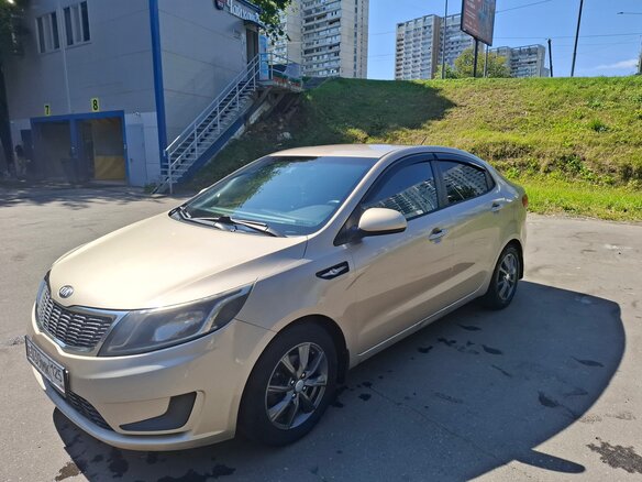 2013 Kia Rio III, бежевый - вид 1