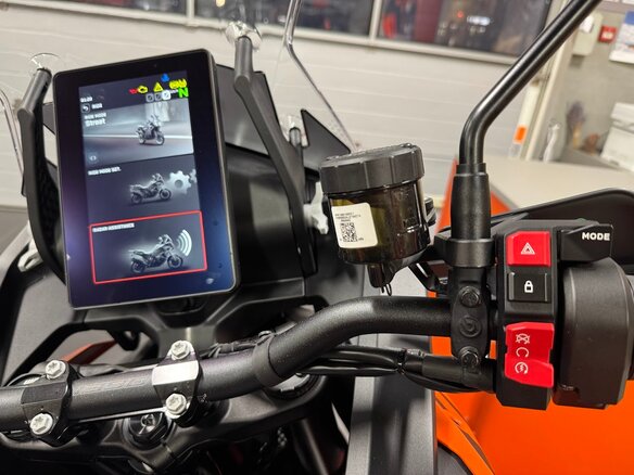2025 KTM 1390 Super Adventure, оранжевый - вид 5