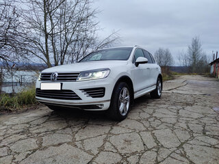 2017 Volkswagen Touareg II Рестайлинг, белый, 3800000 рублей, вид 1