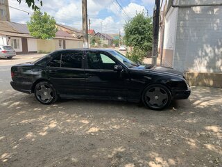 1999 Mercedes-Benz E-Класс 200 II (W210, S210) Рестайлинг, чёрный, 450000 рублей, вид 3