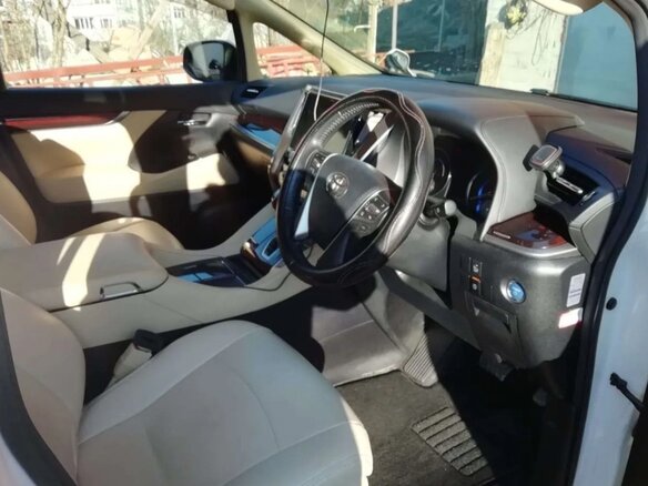 2017 Toyota Alphard III, белый, 3400000 рублей - вид 2