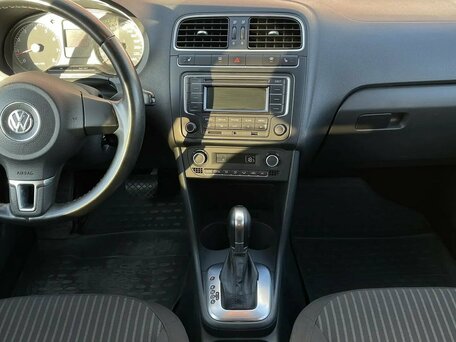 2014 Volkswagen Polo V, серебристый, 700000 рублей, вид 3