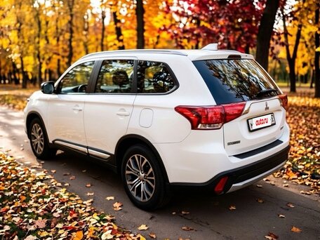 2017 Mitsubishi Outlander III Рестайлинг 2, белый, 1740000 рублей, вид 4