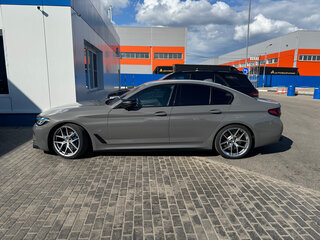 2020 BMW 5 серии M550i xDrive VII (G30/G31/G38) Рестайлинг, серый, 6250000 рублей, вид 5