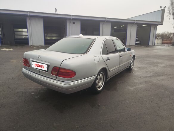 1998 Mercedes-Benz E-Класс 240 II (W210, S210), серебристый, 400000 рублей - вид 4