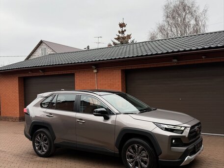 2024 Toyota RAV4 V (XA50), коричневый, 3500505 рублей, вид 2