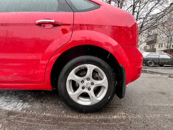 2011 Ford Focus II Рестайлинг, красный, 857000 рублей - вид 13