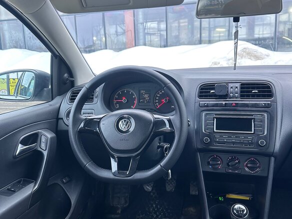 2018 Volkswagen Polo V Рестайлинг, белый, 595000 рублей - вид 5