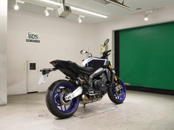 2024 Yamaha MT-09 (FZ-09), серебристый, 1450000 рублей - вид 4