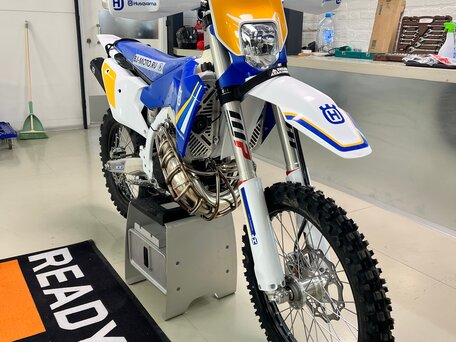 2025 Husqvarna TE 300, синий, 1230000 рублей, вид 2