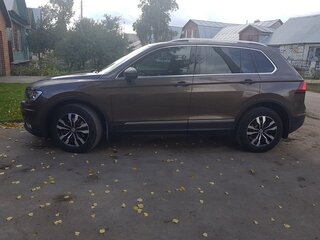2017 Volkswagen Tiguan II, коричневый, 2200000 рублей, вид 4