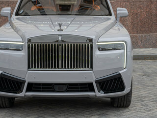 2026 Rolls-Royce Cullinan Black Badge I Рестайлинг (Series II), серый, 73990000 рублей, вид 3