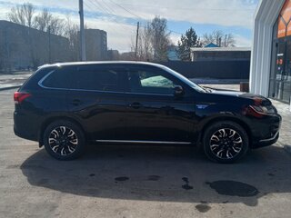 2015 Mitsubishi Outlander PHEV III Рестайлинг 2, чёрный, 1910000 рублей, вид 4