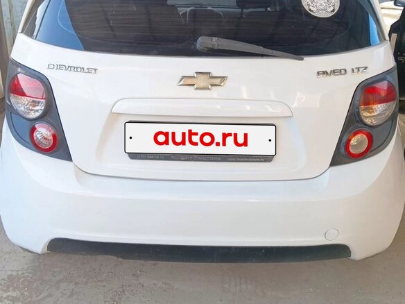 2015 Chevrolet Aveo II, белый, 650000 рублей - вид 2