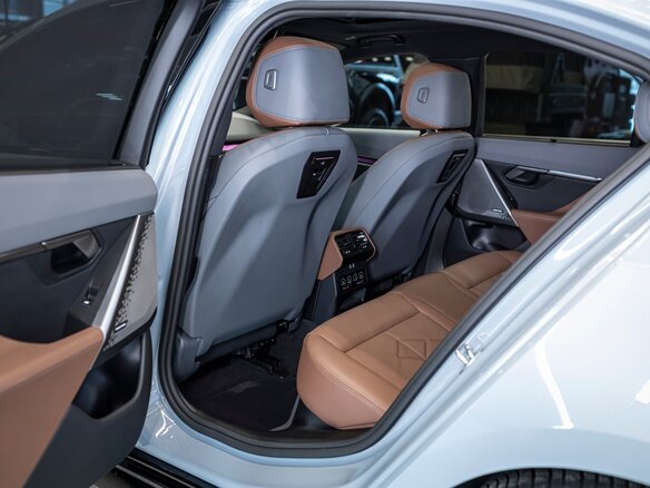 2024 BMW 5 серии 530i xDrive VIII (G60/G61/G68), серый, 7900000 рублей - вид 35
