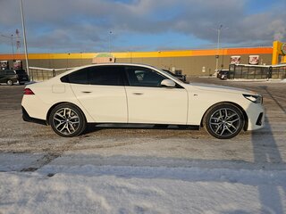 2024 BMW 5 серии 520i VIII (G60/G61/G68), белый, 7200000 рублей, вид 5
