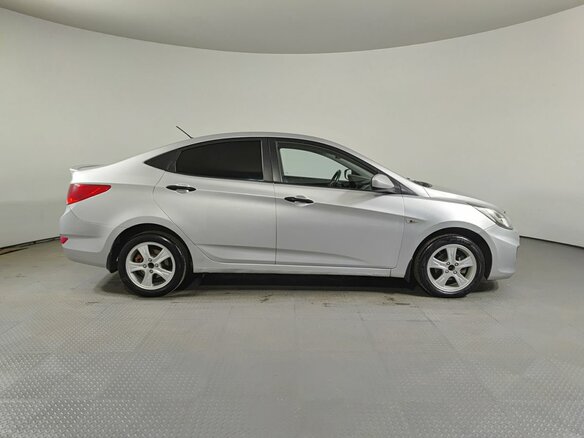 2013 Hyundai Solaris I, серебристый, 579090 рублей - вид 3