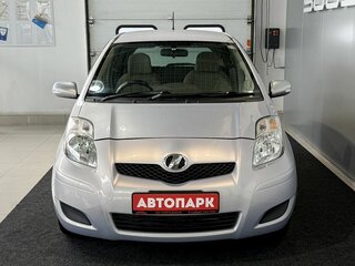 2010 Toyota Vitz II (XP90), серебристый, 529000 рублей, вид 2