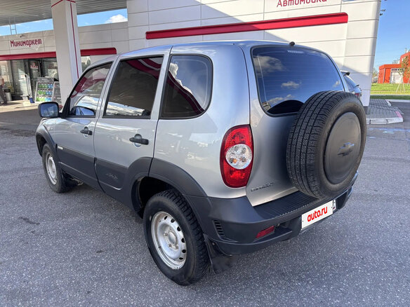 2015 Chevrolet Niva I Рестайлинг, серебристый, 495000 рублей - вид 3